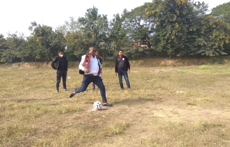 Medo Metha declaring the Aphuyemi Football Club Penalty Shoot-out opened on December 12.